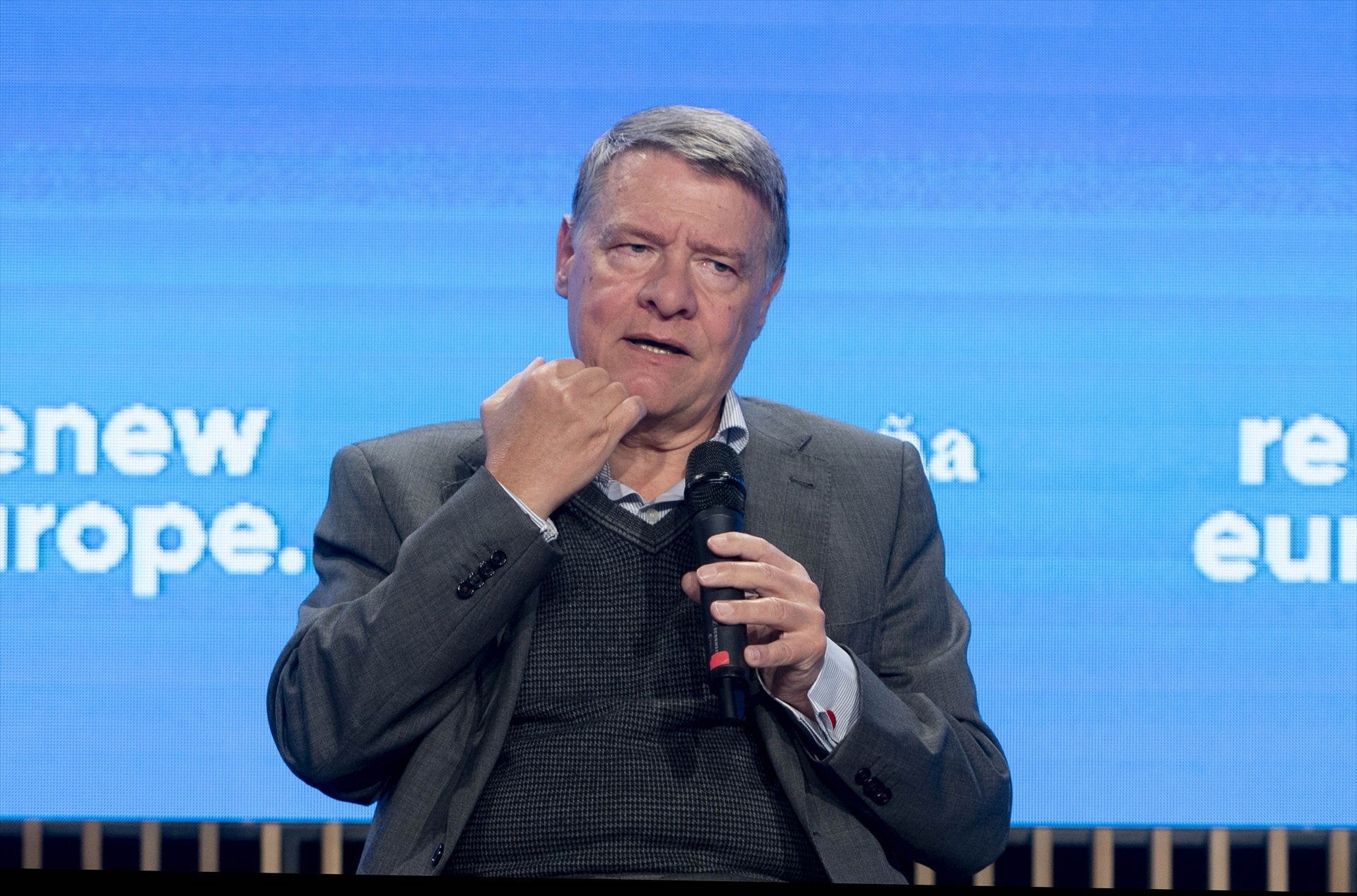 El manifiesto de Jordi Sevilla levanta pocos apoyos en el PSOE: "No es el momento" El manifiesto de Jordi Sevilla levanta pocos apoyos en el PSOE: "No es el momento"