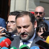 José Luis Ábalos, entonces portavoz del Gobierno, atiende a los medios con Koldo García, su asesor, al fondo.