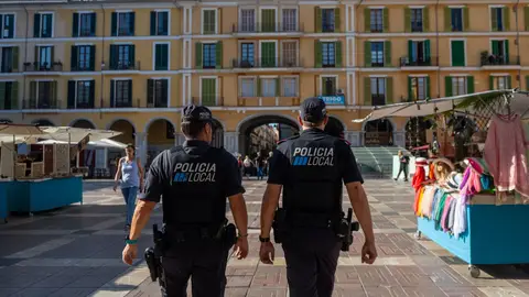Agentes de la Policía Local en la Plaza Mayor de Palma Agentes de la Policía Local en la Plaza Mayor de Palma