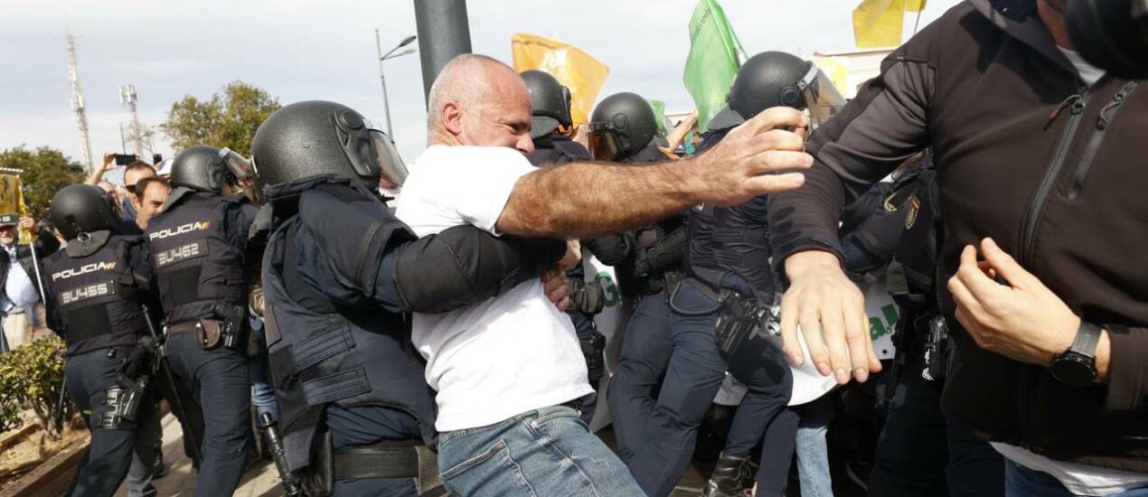 Cientos de agricultores ocupan el puerto de Valencia: “Solo cuando estamos unidos, logramos objetivos“ Cientos de agricultores ocupan el puerto de Valencia: “Solo cuando estamos unidos, logramos objetivos“