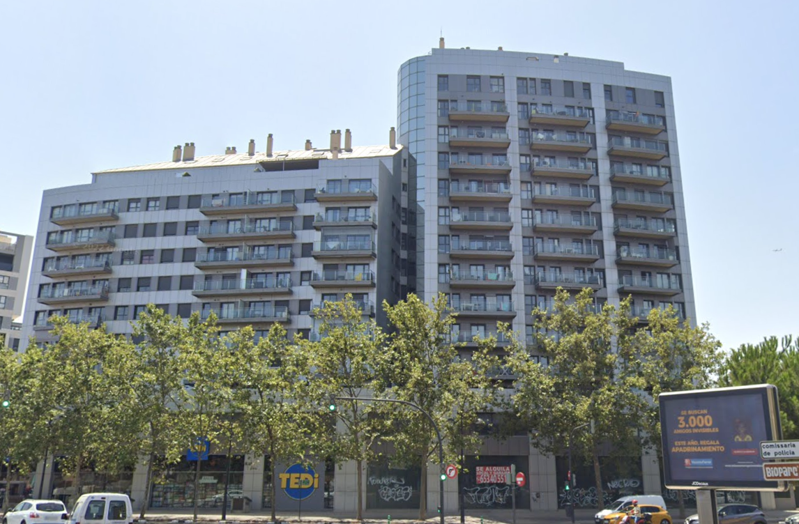 Así era el edificio incendiado en Valencia: 138 viviendas, 14 plantas y un supermercado en la planta baja Así era el edificio incendiado en Valencia: 138 viviendas, 14 plantas y un supermercado en la planta baja