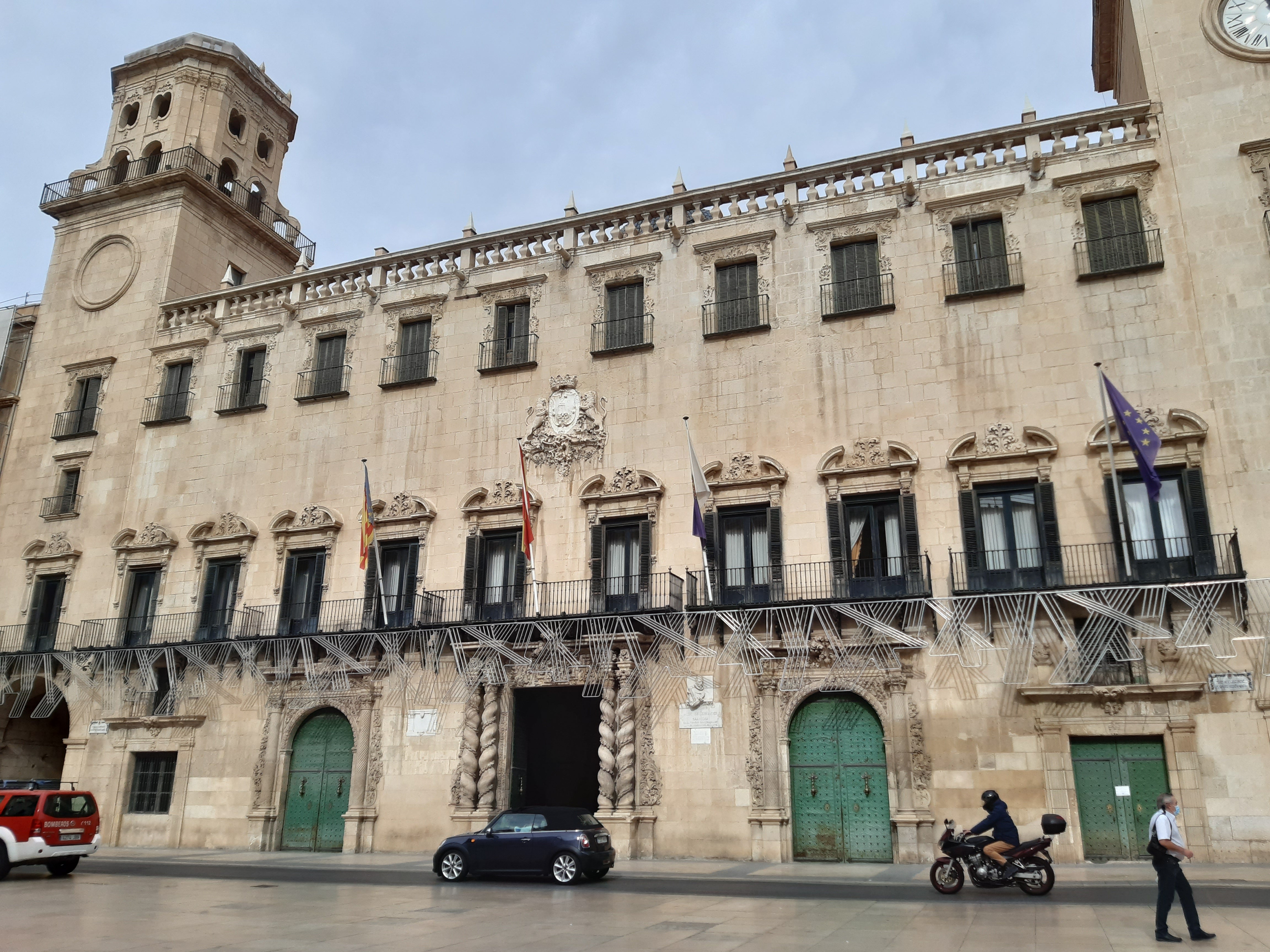 La concentración solidaria de Alicante con Ceuta llega empañada por discrepancias políticas La concentración solidaria de Alicante con Ceuta llega empañada por discrepancias políticas