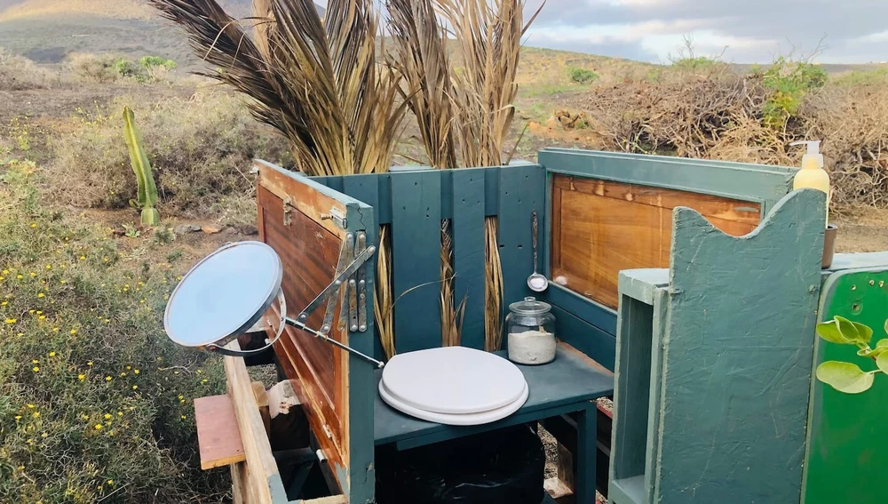 Este es el baño completo de la &quot;ecocabaña&quot; de Lanzarote