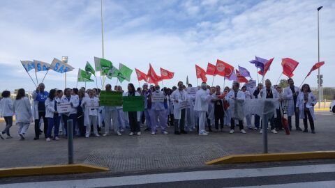 Manifestación hoy ante las puertas del Hospital de La Ribera