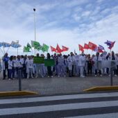 Foto archivo - Manifestación ante las puertas del Hospital de La Ribera