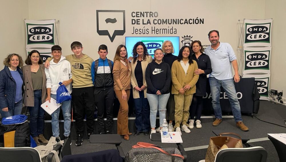 Foto de familia con los participantes de Taller de Radio, junto al jurado y la invitada especial, la directora de Sostenibilidad de Aguas de Huelva, Nati Moya.