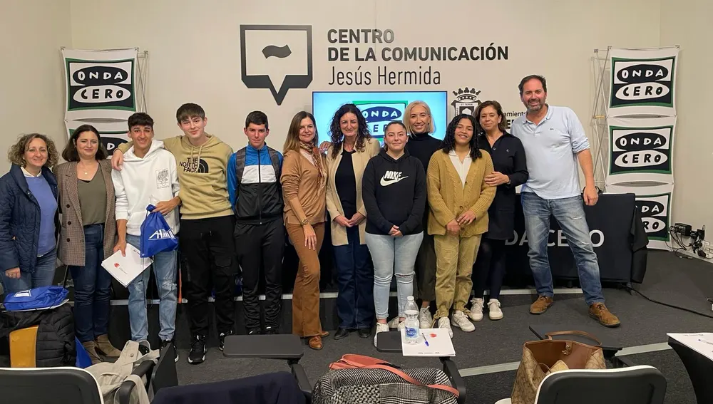 Foto de familia con los participantes de Taller de Radio, junto al jurado y la invitada especial, la directora de Sostenibilidad de Aguas de Huelva, Nati Moya.