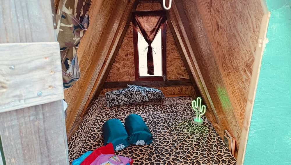 Así es el dormitorio completamente equipado de la "ecocabaña" que se oferta en Lanzarote Así es el dormitorio completamente equipado de la "ecocabaña" que se oferta en Lanzarote