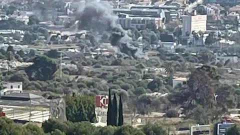 Nuevo incendio en Armanello, en Benidorm, originado por la quema de basuras Nuevo incendio en Armanello, en Benidorm, originado por la quema de basuras