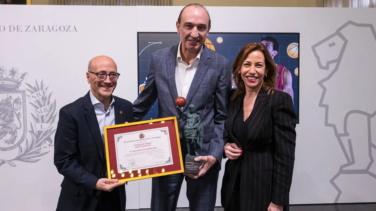 Epi junto a la alcaldesa, Natalia Chueca, y el concejal Félix Brocate Epi junto a la alcaldesa, Natalia Chueca, y el concejal Félix Brocate