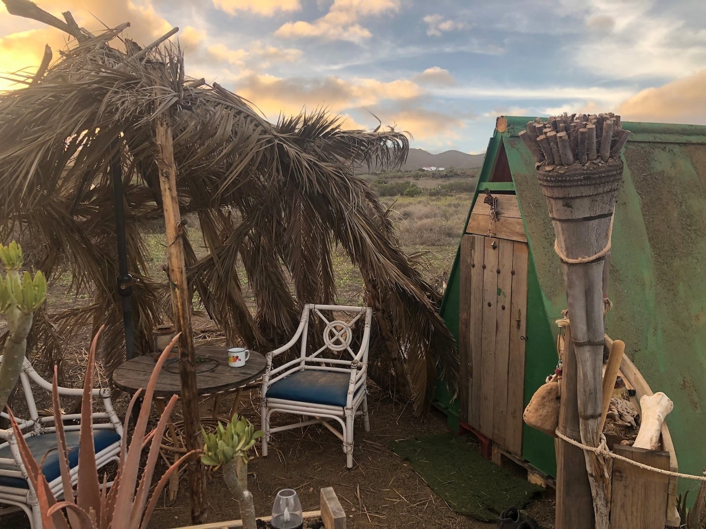 Pasar una noche en una chabola precaria en Lanzarote con un cubo como váter cuesta 50 euros Pasar una noche en una chabola precaria en Lanzarote con un cubo como váter cuesta 50 euros
