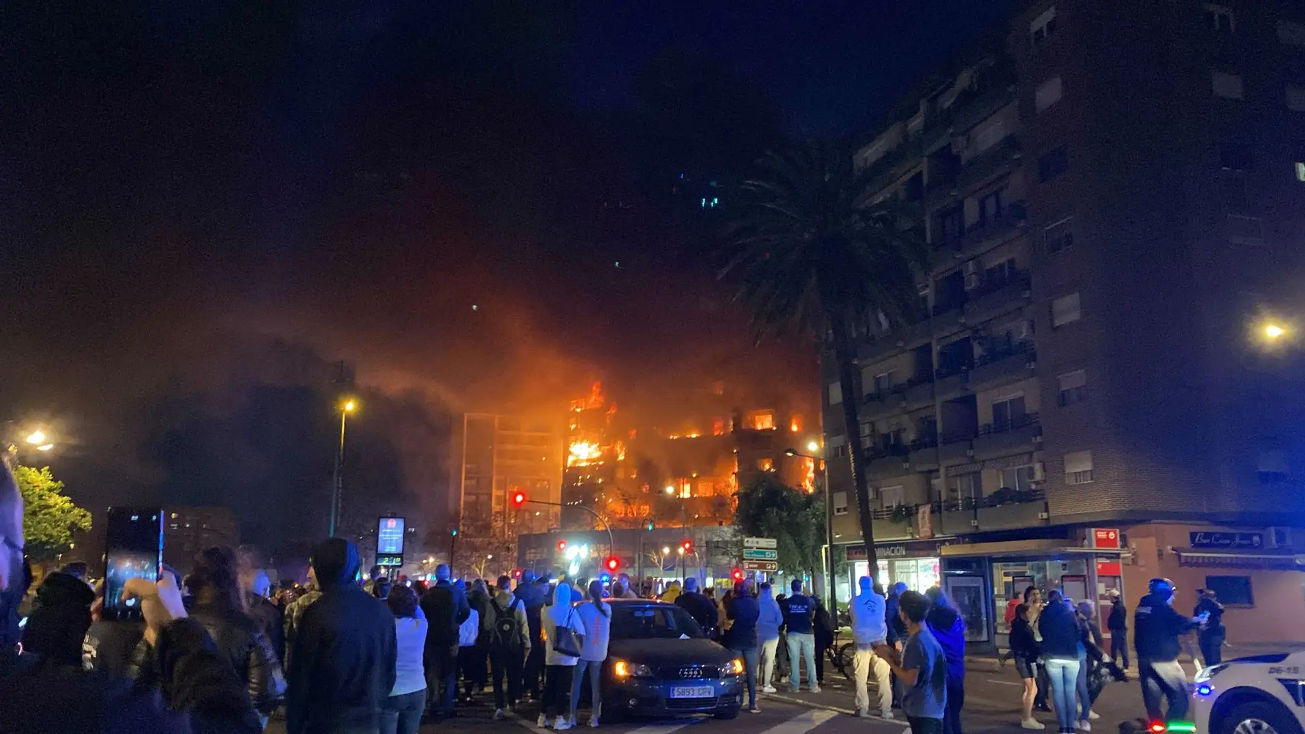 Bomberos, policías y militares, volcados en las tareas de extinción del incendio de Valencia