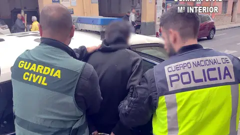 Agentes de la Guardia Civil y la Policía Nacional con uno de los detenidos. Agentes de la Guardia Civil y la Policía Nacional con uno de los detenidos.