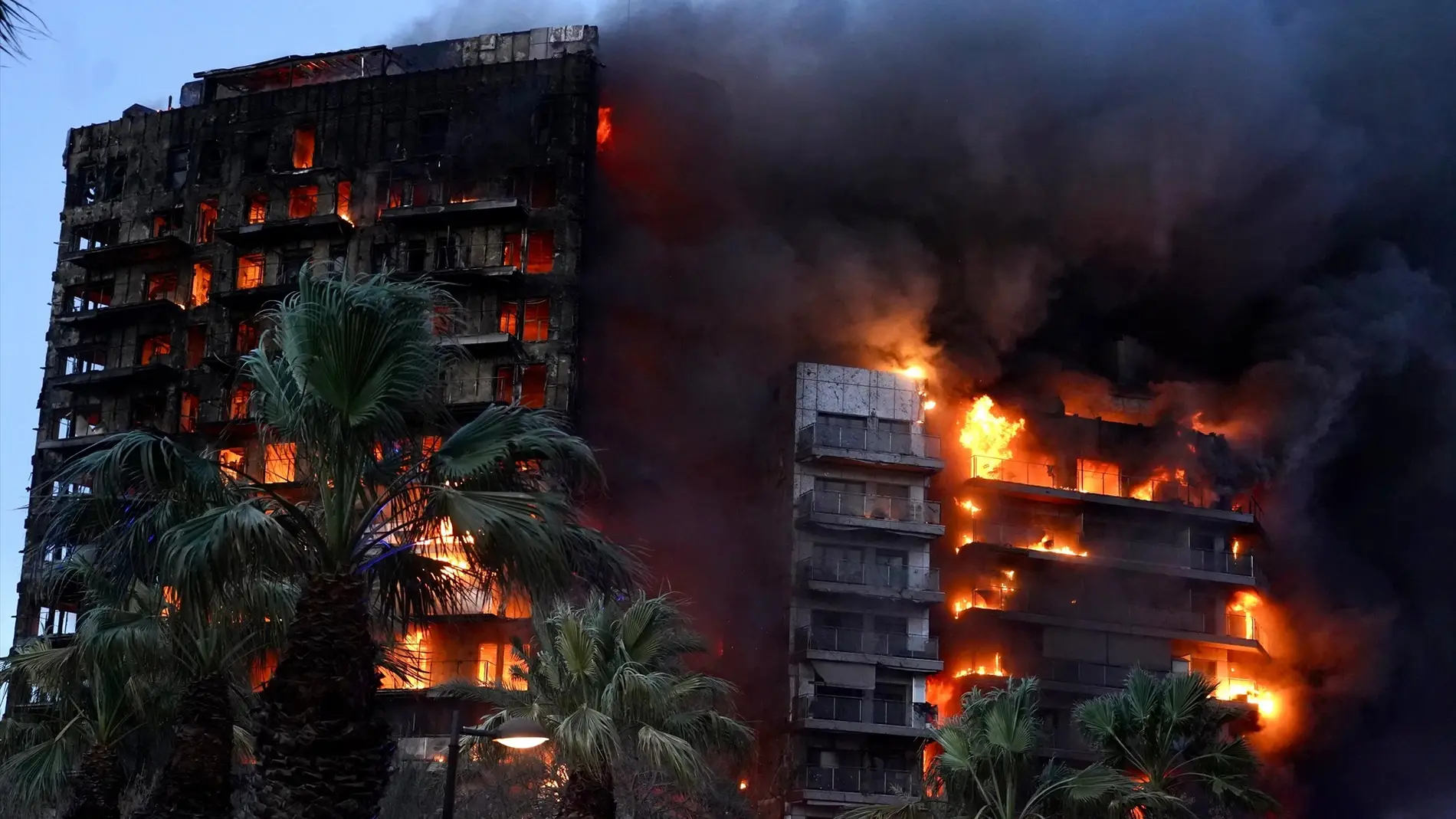 Imagen del espectacular incendio en un edificio del barrio de Campanar en Valencia