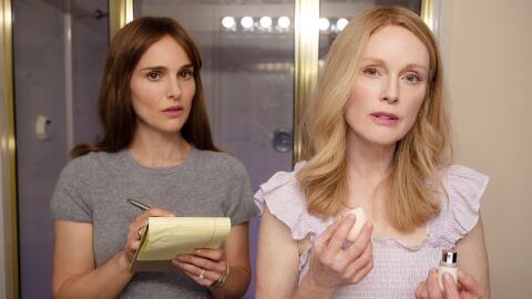 Las actrices Natalie Portman y Julianne Moore en una imagen promocional de 'Secretos de un esc&aacute;ndalo'