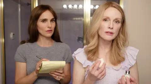 Las actrices Natalie Portman y Julianne Moore en una imagen promocional de 'Secretos de un escándalo' Las actrices Natalie Portman y Julianne Moore en una imagen promocional de 'Secretos de un escándalo'