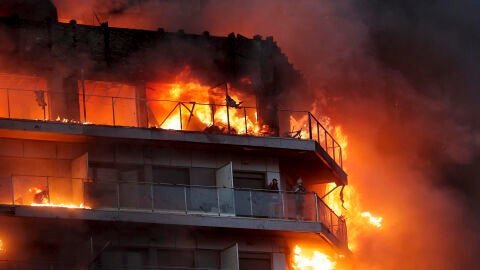 Imagen del espectacular incendio en un edificio del barrio de Campanar en Valencia