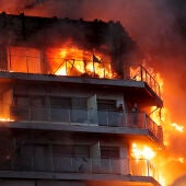 Imagen del espectacular incendio en un edificio del barrio de Campanar en Valencia