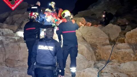 Unos pescadores ayudan a rescatar a un var&oacute;n en estado de hipotermia en en Benidorm. 