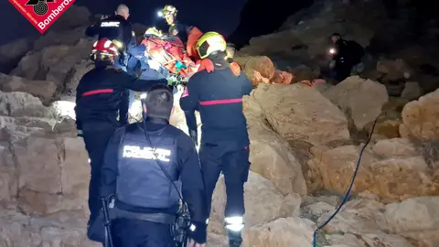 Unos pescadores ayudan a rescatar a un varón en estado de hipotermia en en Benidorm. Unos pescadores ayudan a rescatar a un varón en estado de hipotermia en en Benidorm.