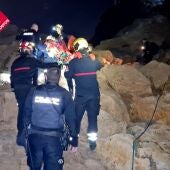 Unos pescadores ayudan a rescatar a un varón en estado de hipotermia en en Benidorm. 