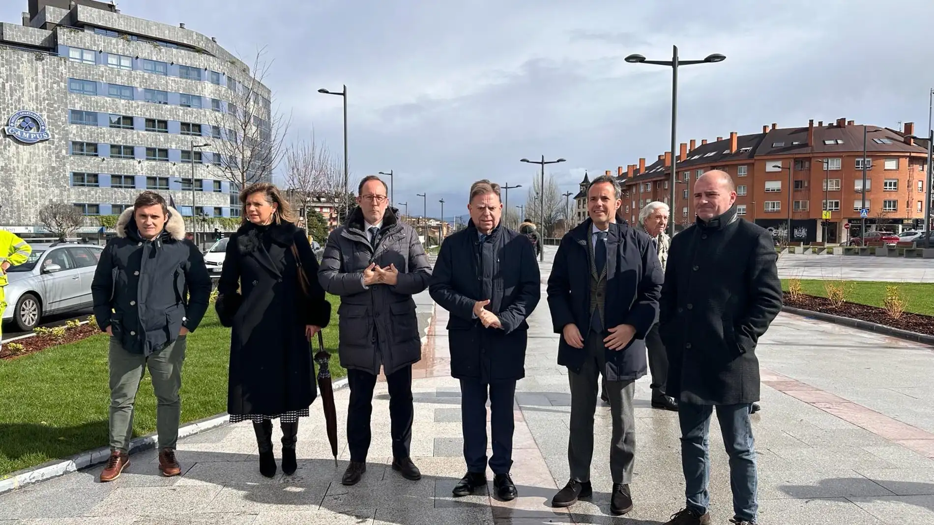 El alcalde de Oviedo, Alfredo Canteli, asiste con más miembros del Gobierno local a la apertura al paso de peatones de la glorieta de la Cruz Roja.