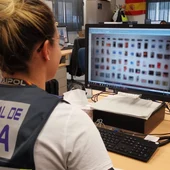 Policía Nacional revisa contenido pornográfico incautado Policía Nacional revisa contenido pornográfico incautado