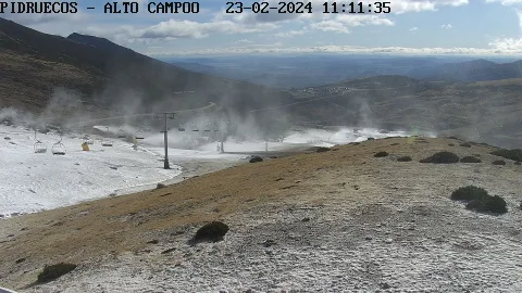 Cañones de nieve funcionando en la Estación de Esquí de Alto Campoo 