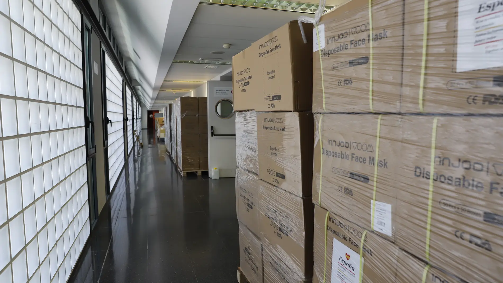 Material sanitario llegado en avión a Baleares durante la pandemia de coronavirus, incluyendo mascarillas