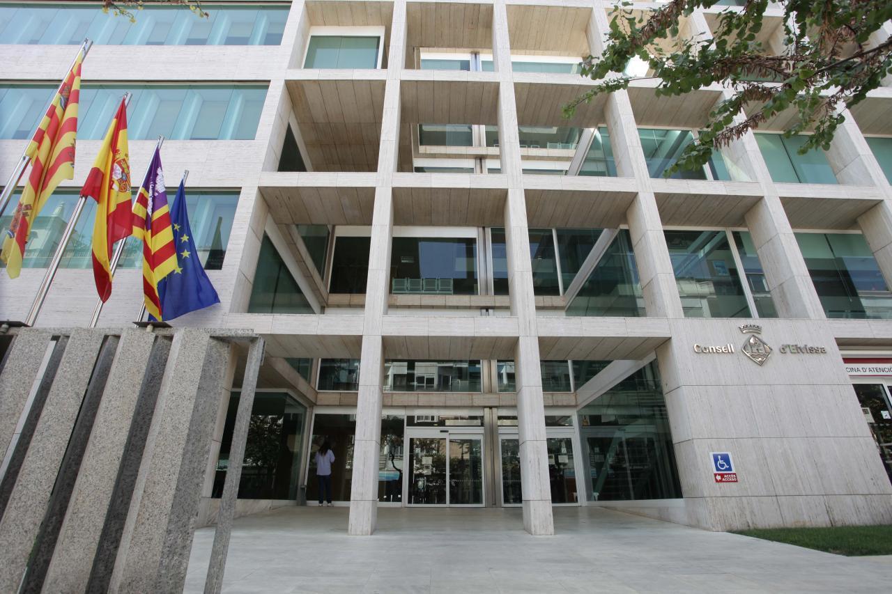 Polémica en el Consell de Ibiza por la regulación de la entrada de vehículos en la isla Polémica en el Consell de Ibiza por la regulación de la entrada de vehículos en la isla