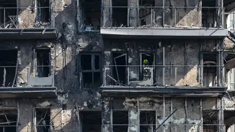 Los bomberos han empezado a acceder al interior del edificio incendiado en el barrio de Campanar de Valencia. Los bomberos han empezado a acceder al interior del edificio incendiado en el barrio de Campanar de Valencia.