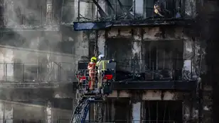 Los bomberos trabajan en los edificios siniestrados en el fulminante incendio de este jueves en Valencia.
