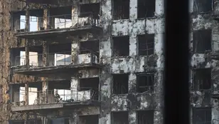 Los restos del edificio incendiado en Valencia