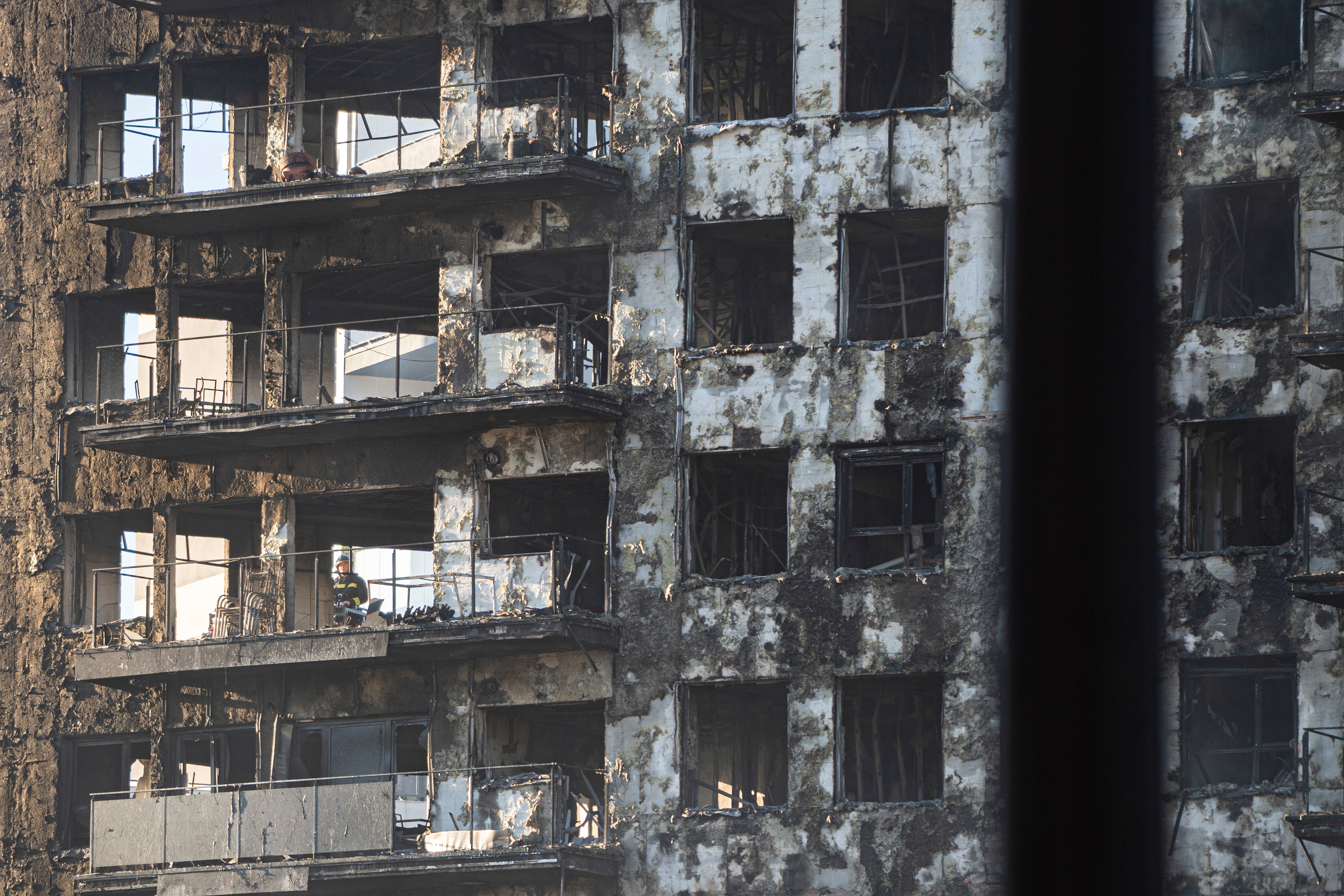 La Mesa de Redacción: un bombero, un arquitecto y un vecino hablan de lo sucedido en el incendio en Valencia La Mesa de Redacción: un bombero, un arquitecto y un vecino hablan de lo sucedido en el incendio en Valencia