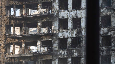 Los restos del edificio incendiado en Valencia