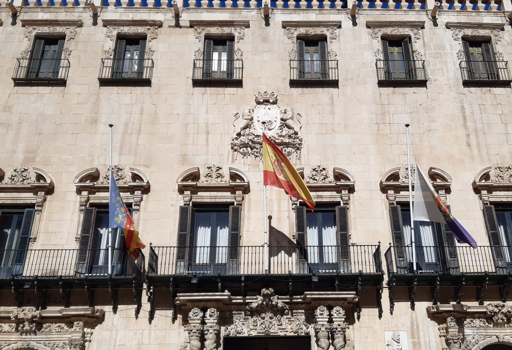El ayuntamiento de Alicante decreta luto oficial por el devastador incendio de Valencia El ayuntamiento de Alicante decreta luto oficial por el devastador incendio de Valencia