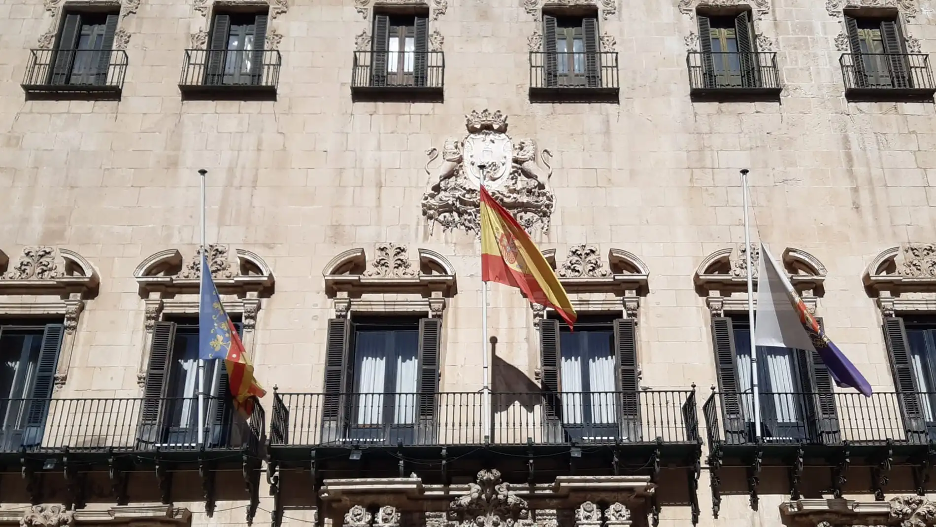 Banderas a media asta en el edificio barroco
