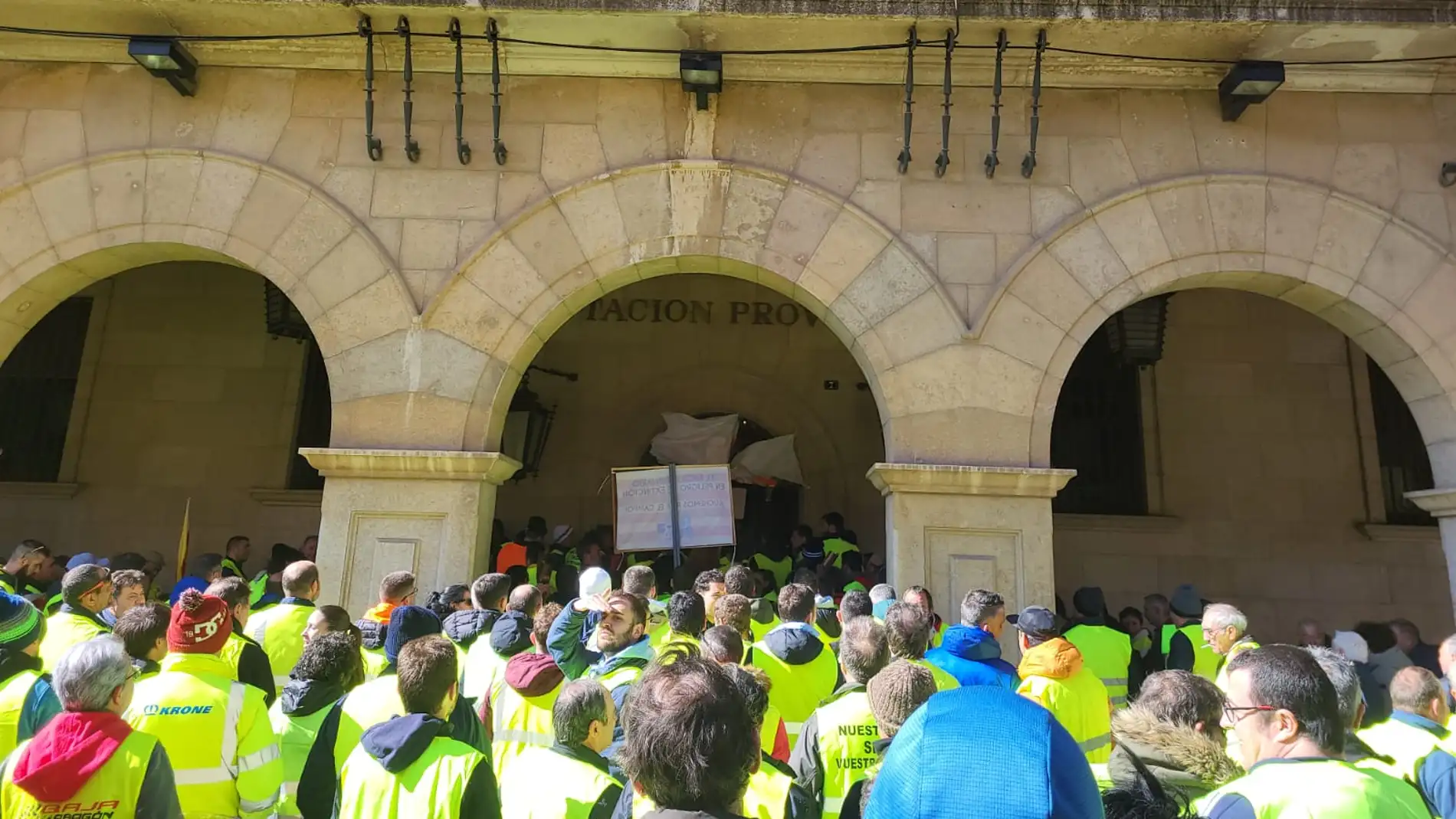 Los agricultores turolenses se han concentrado a las puertas de la Diputación de Teruel
