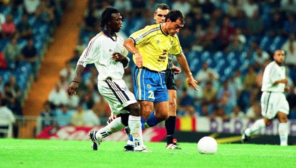 Alberto pugna con Seedorf en el debut en Primera del Villareal
