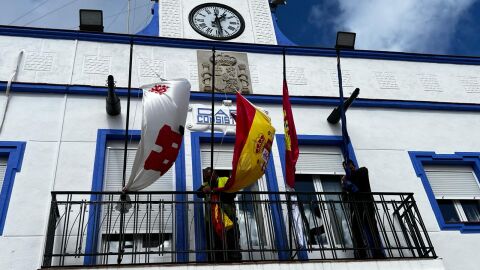 Las banderas ya ondean a media asta en Aldea del Rey