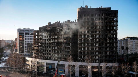 Todo lo que se sabe del incendio en Valencia: víctimas, situación de los afectados y las posibles causas