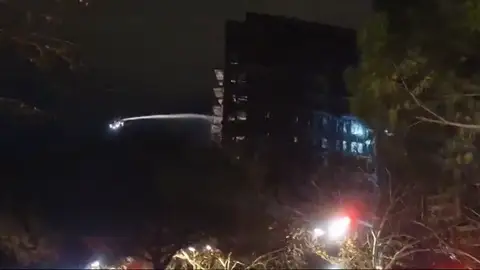 Los bomberos trabajan para controlar el incendio de un edificio de viviendas en Valencia