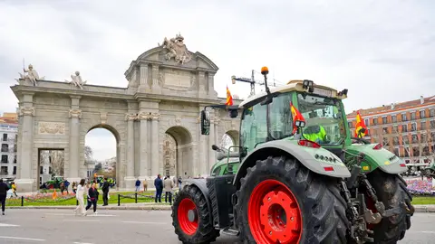 Un tractor próximo a la Puerta de Alcalá, durante la manifestación de agricultores en Madrid Un tractor próximo a la Puerta de Alcalá, durante la manifestación de agricultores en Madrid