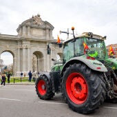 Un tractor próximo a la Puerta de Alcalá, durante la manifestación de agricultores en Madrid