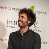 Luis García-Rey tras recibir el Premio Primavera de Novela