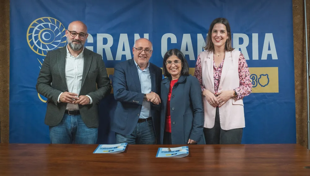 Antonio Morales, Presidente del Cabildo de Gran Canaria y Carolina Dárias, alcaldesa de Las Palmas de Gran Canaria junto a los responsables de deportes de ambas administraciones