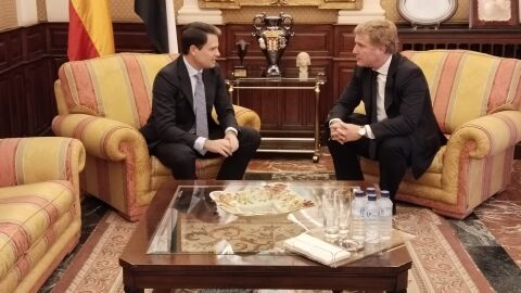 Abel Bautista e Ignacio Gragera, reunidos en el Sal&oacute;n Conquistadores del Ayuntamiento de Badajoz
