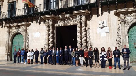 La corporaci&oacute;n de Alicante guarda tres minutos de silencio