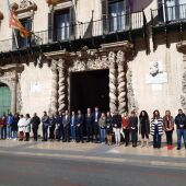 La corporación de Alicante guarda tres minutos de silencio