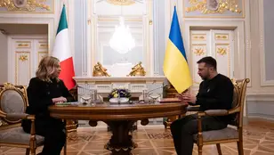 La primera ministra italiana, Giorgia Meloni, se reúne con el presidente de Ucrania, Volodimir Zelensky, cuando se cumplen dos años del inicio de la guerra